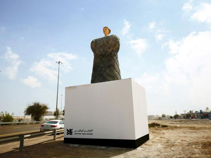اللوفر يجذب الأنظار بمجسمات عملاقة بين دبي وأبوظبي